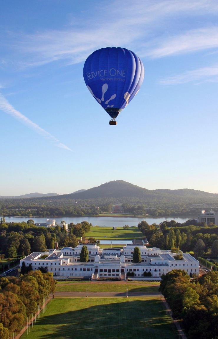 Hot air ballooning over Canberra, Australian Capital Territory © Tourism Australia