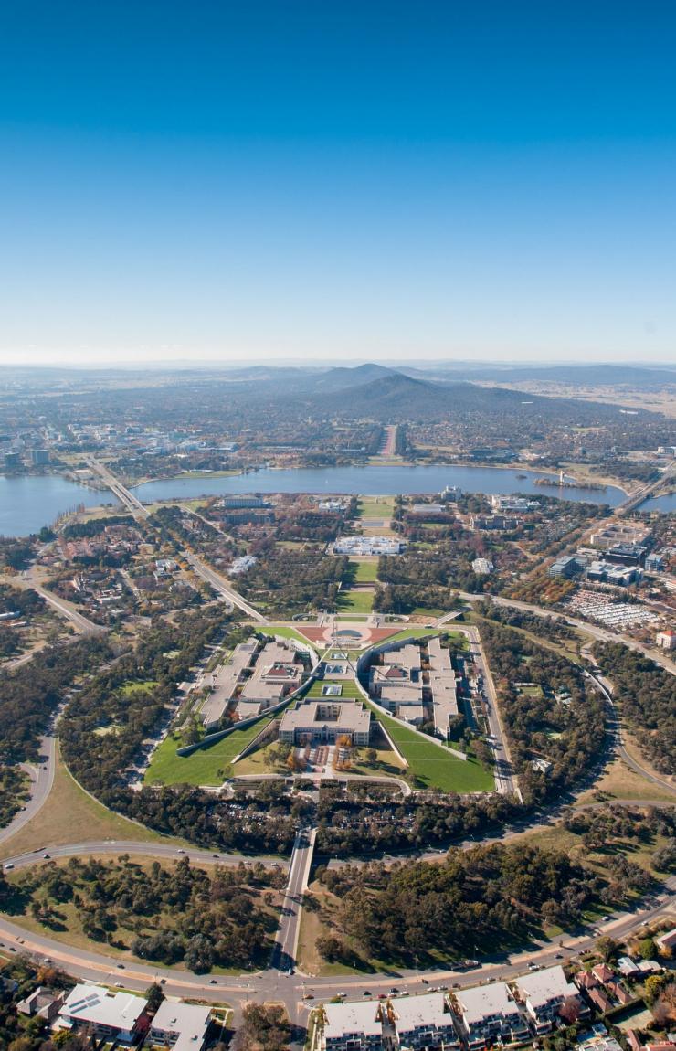 澳大利亚首都领地，堪培拉国会大厦和伯利格里芬湖鸟瞰图 © 堪培拉观光局版权所有
