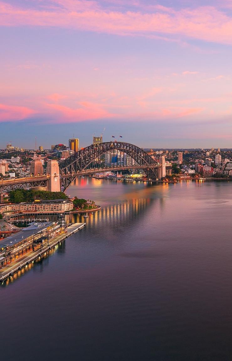 新南威尔士州，悉尼，悉尼海港和环形码头的日出 © 新南威尔士州旅游局版权所有