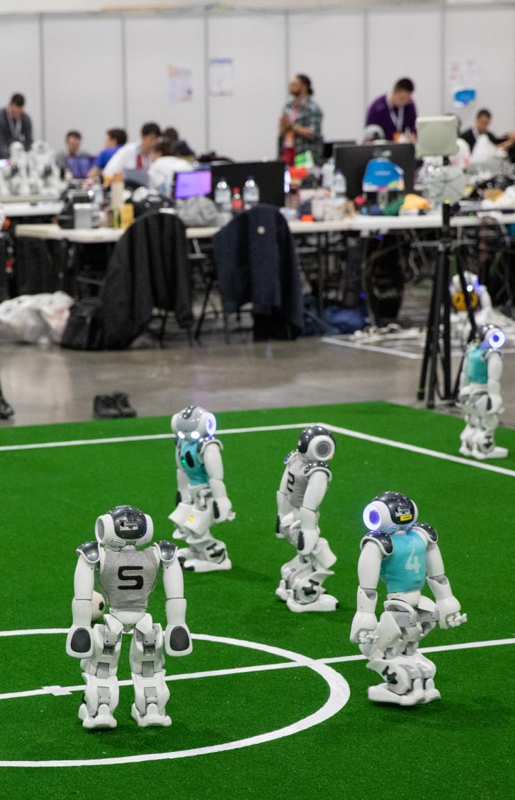 新南威尔士州，悉尼，RoboCup 2019，球场上踢球的机器人 © RoboCup 2019 版权所有