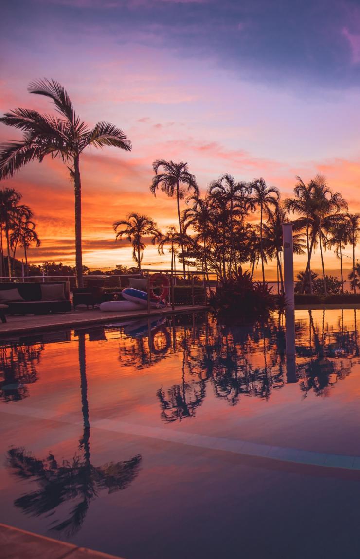 北领地，达尔文，日落时分的达尔文天空城度假酒店游泳池 © 北领地旅游局版权所有